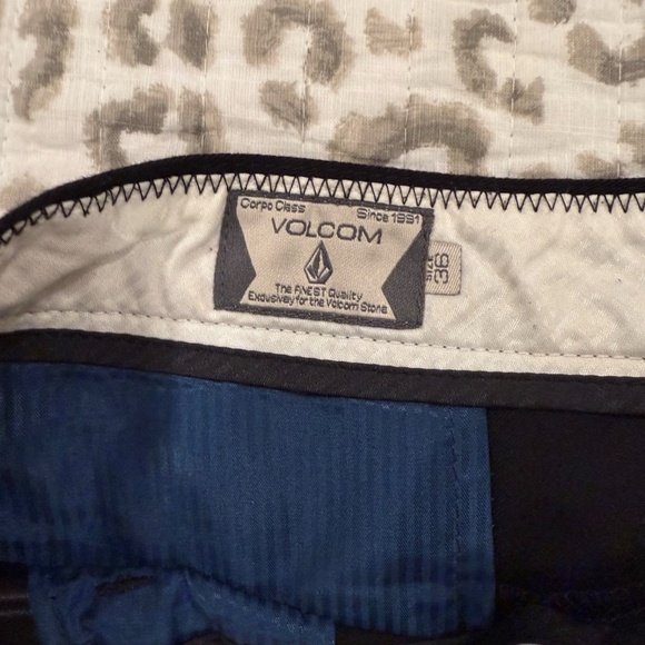 Volcom - Vimonty Men's Chino Flat Front Shorts; 10 1/2"‎ inseam; Black; Size 36 - Picture 6 of 7